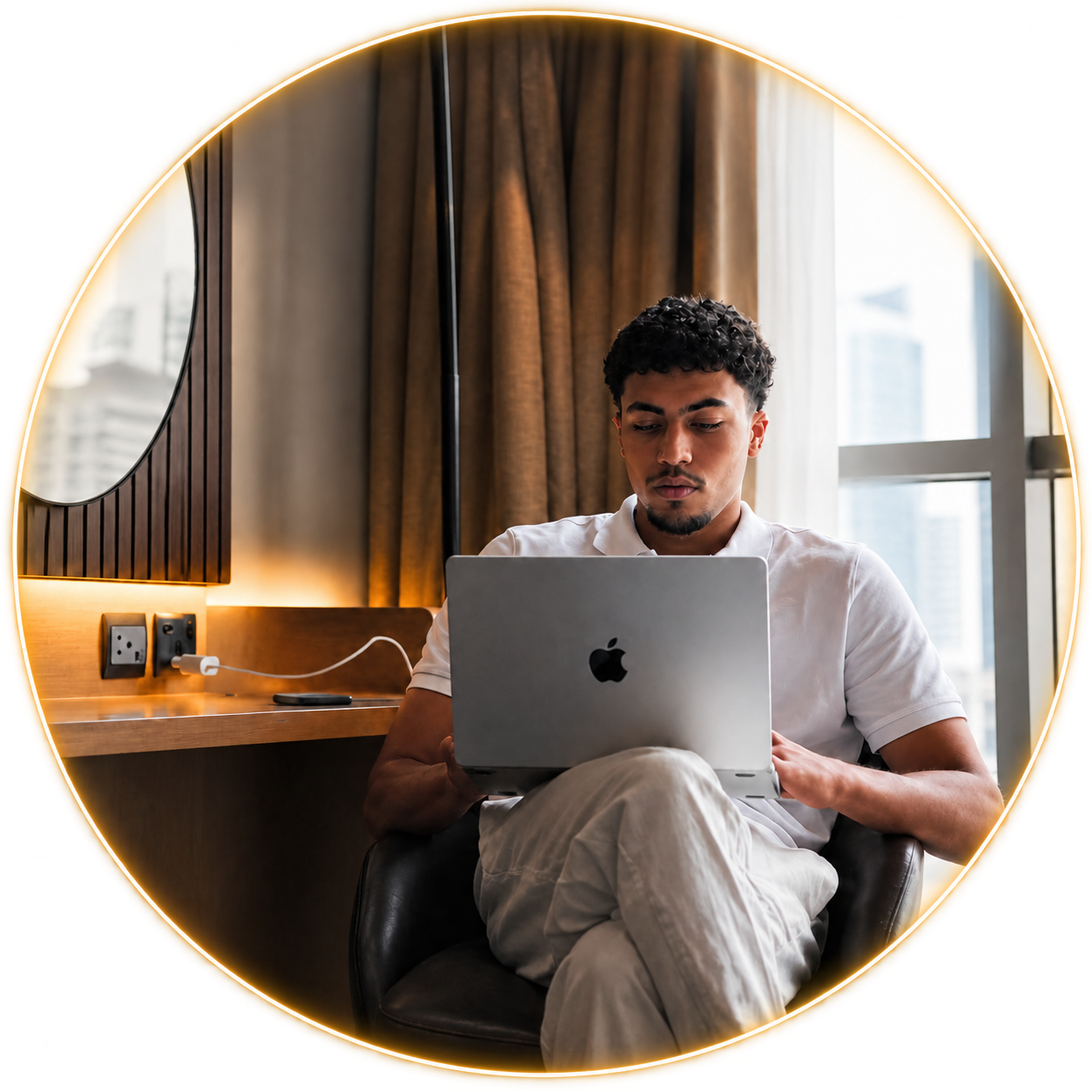 Smart, créateur de Smart Trading, au travail sur son ordinateur.